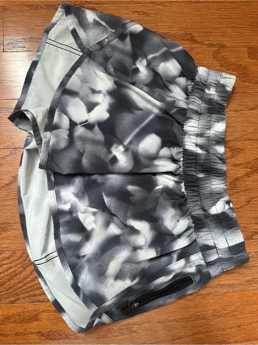 Lululemons Women’s Gray Tie-Dye Athletic Shorts